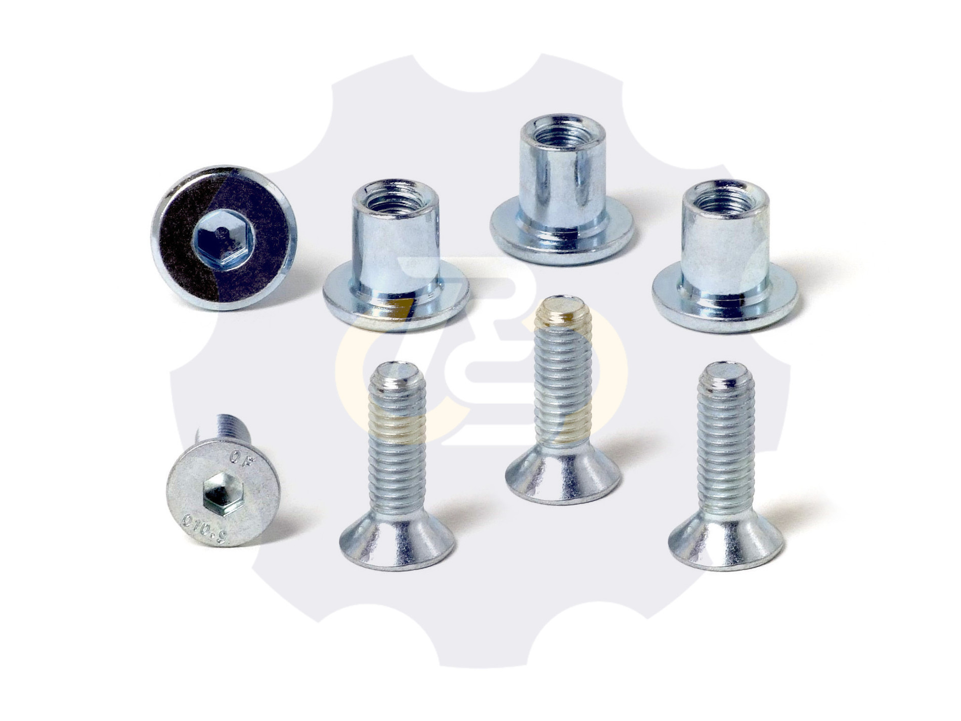 4 vienetai – M6 x 20 Zn Varžtas įleidžiama galva + 4 vienetai – NTM6 x 10 mm Zn T-formos veržlė