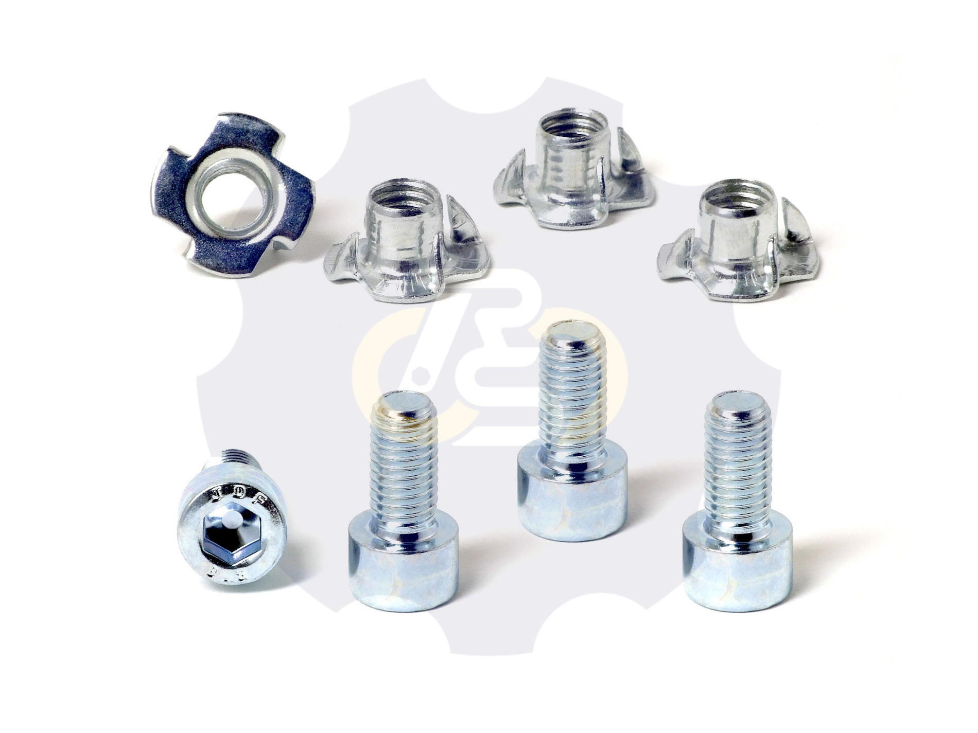 4 vienetai – M8x16 Zn Varžtas cilindrine galva + 4 vienetai – NEM8x10 Įkalama veržlė