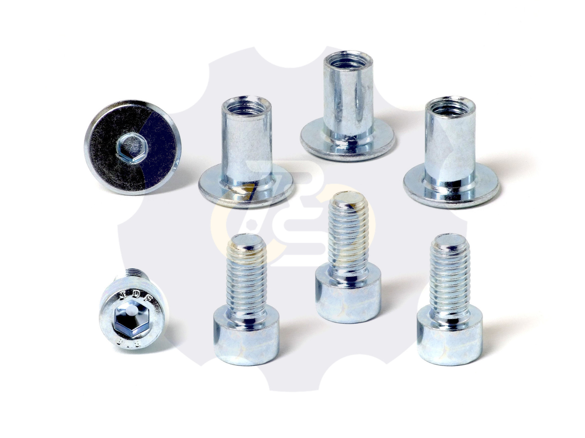 4 vienetai – M8x16 Zn Varžtas cilindrine galva + 4 vienetai – NT M8 x 16 Zn T-formos veržlė